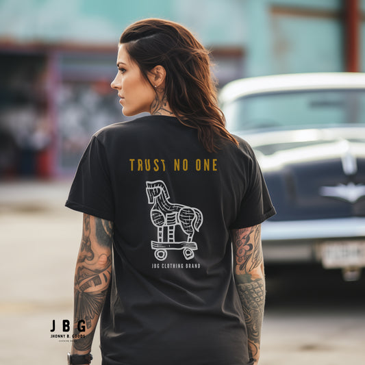 Trust No one Women's -shirt