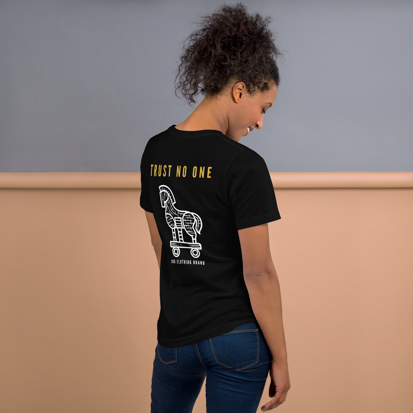 Trust No one Women's -shirt